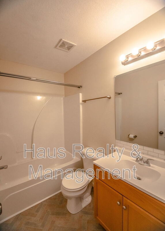 Building Photo - 955 Russet Dr