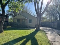 Building Photo - Cute 2 Bedroom 1 Bath