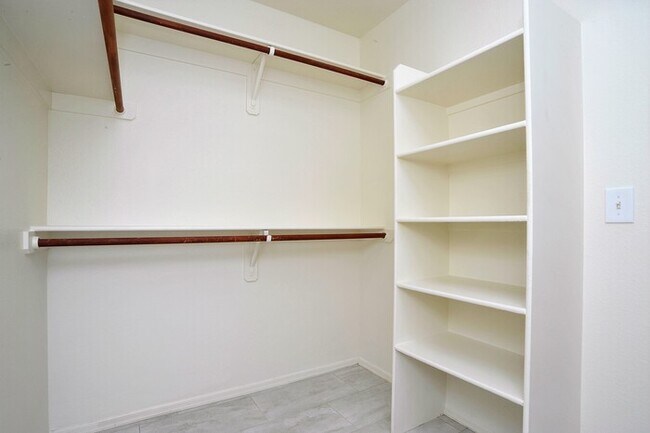 Building Photo - All tile 4 bedroom home in Oro Valley!