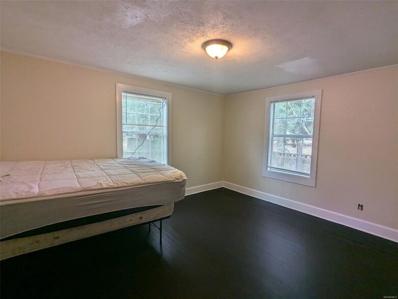 Building Photo - 902 W Tuskeena St