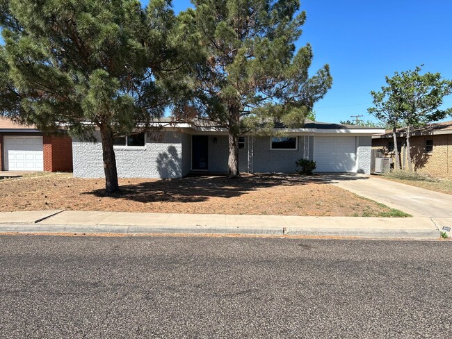 Building Photo - Beautiful Home on the Eastside!