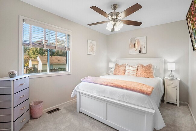 Building Photo - 2323 Woodview Ln