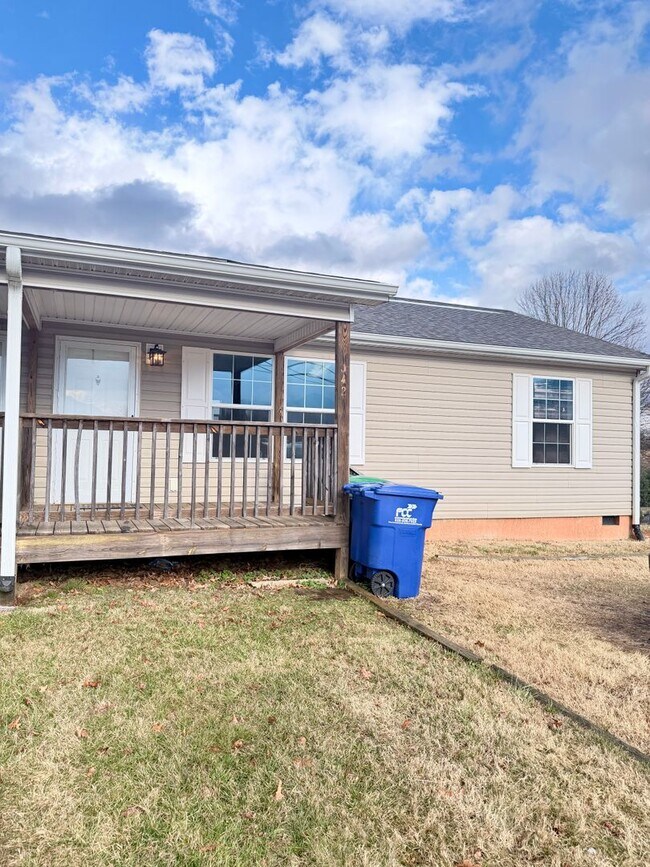 Building Photo - Beautiful 2 Bed, 1 Bath Apartment in Leicester Available now!