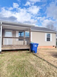 Building Photo - Beautiful 2 Bed, 1 Bath Apartment in Leicester Available now!