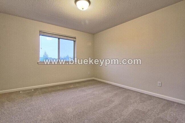 Building Photo - 3 Bed, 2.5 Bath Luxury Home in Ridgefield