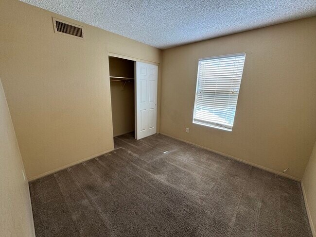 Building Photo - Glendale 3/2 With 2-Car Garage- 1/2 OFF FI...