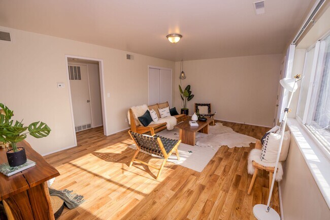 Building Photo - Beautiful Two Bed Apartment Close to Sugar House: Washer/Dryer and Parking Included!