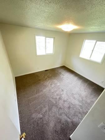 Building Photo - 1395 NW Twins Ln