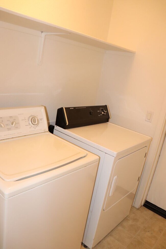 Building Photo - East Side 3 Bed 2 Bath Energy Efficient Pulte Home