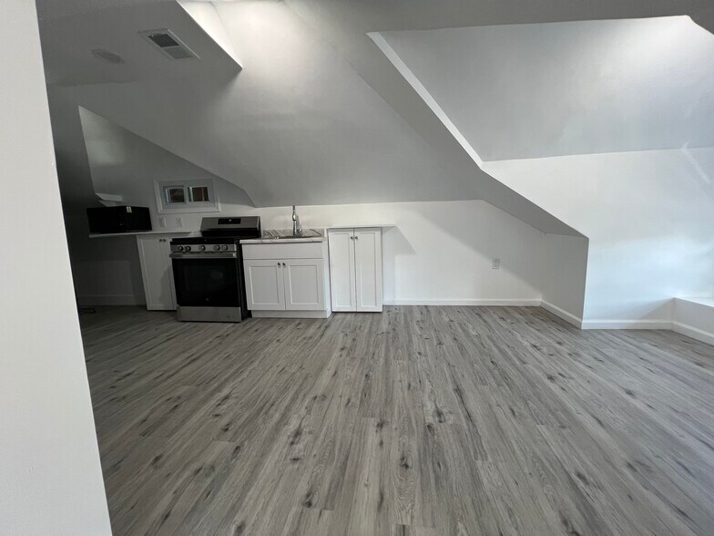 Building Photo - 1341 E 2nd St