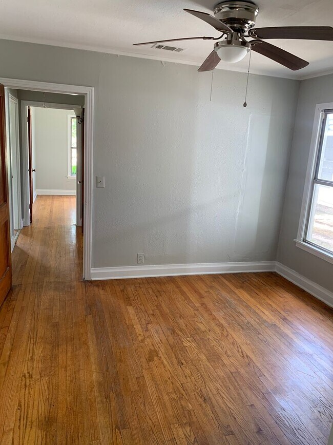 Building Photo - 2449 Midway St