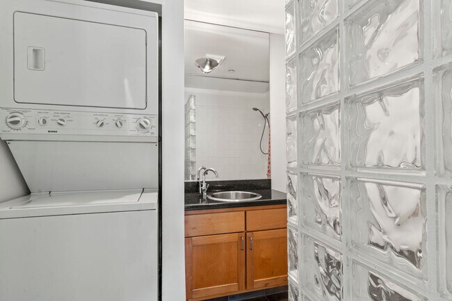 Building Photo - Lovely 2 Bed, 1.5 Bi-Level Hayes Valley Co...