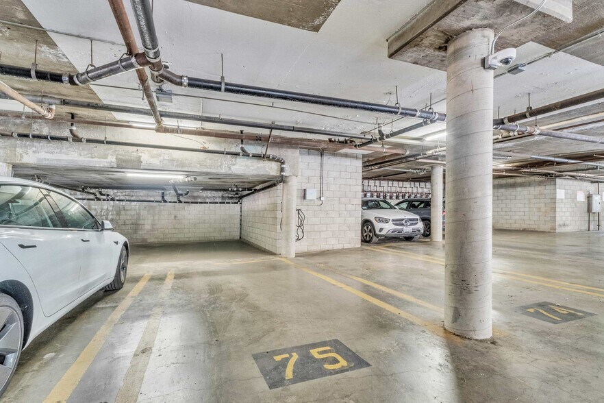 Building Photo - 7320 Hawthorn Ave