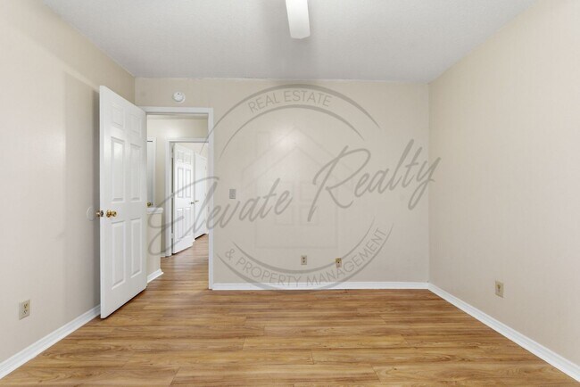 Building Photo - Spring Special: Charming 2 Bed / 1.5 Bath Townhouse in Cookeville