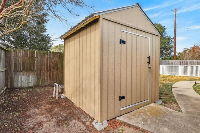 Building Photo - 722 Brock Dr