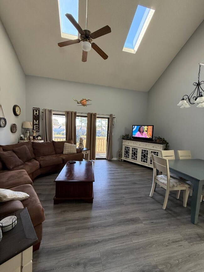 Building Photo - 1095 Plantation Dr W