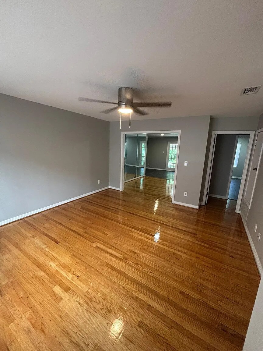 Building Photo - 320 Vanderbilt Dr
