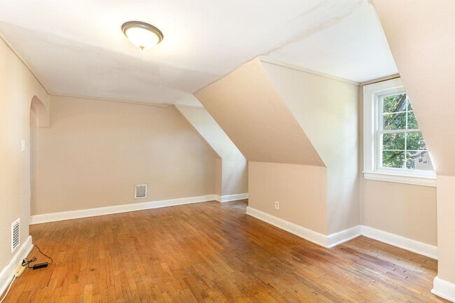 Building Photo - Green Hills Apartment for Rent!