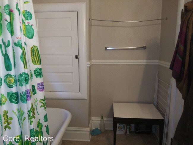 Building Photo - 3745 SE Belmont St