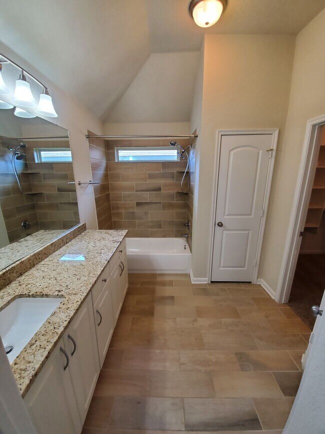 Building Photo - 3/2 Home with Open Floor Plan in Bryan
