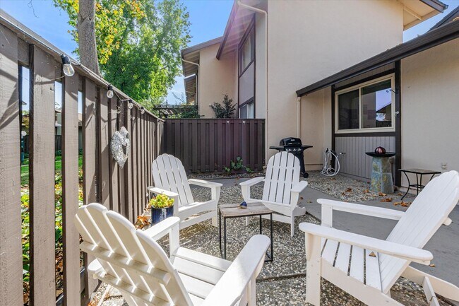 Building Photo - Freshly Renovated, End Unit Town-House Ava...