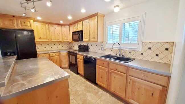 Building Photo - 3 Bd 1.5 Bath Home