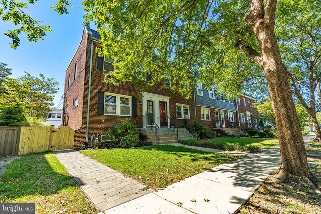 Building Photo - 425 E Luray Ave