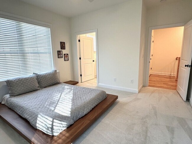 Building Photo - LUXURY TOWNHOME IN FOREST ACRES