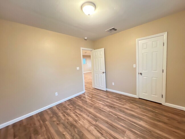 Building Photo - Northeast Bakersfield