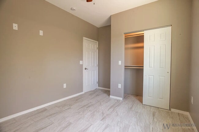 Building Photo - 1349 W Hualpai Rd