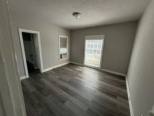 Building Photo - 1142 Lyle St