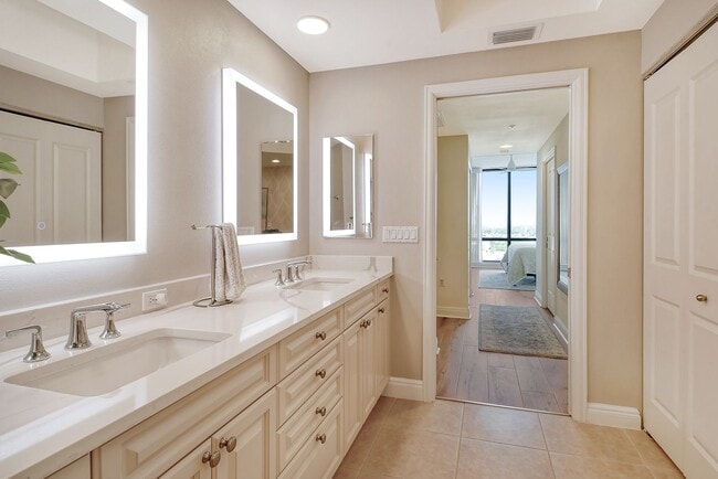 Building Photo - VACATION RENTAL Amazing 2/2 condo in the heart of downtown Sarasota with Bay View!