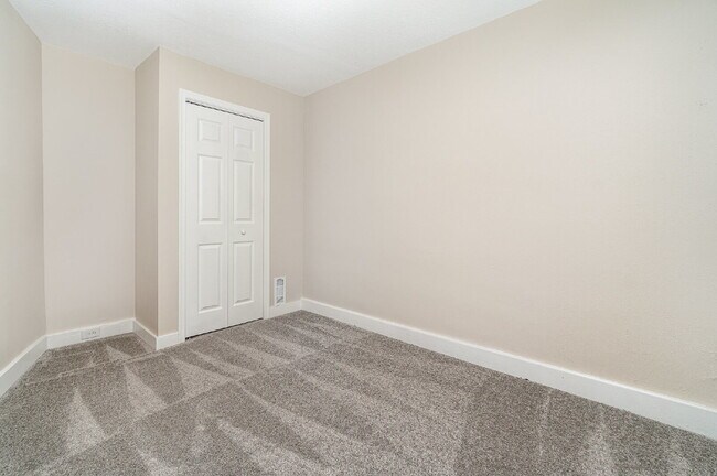 Building Photo - "Charming 3-Bed Townhouse Retreat in the H...