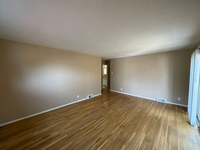 Building Photo - 4 Bedroom Single Story Home Available Near...