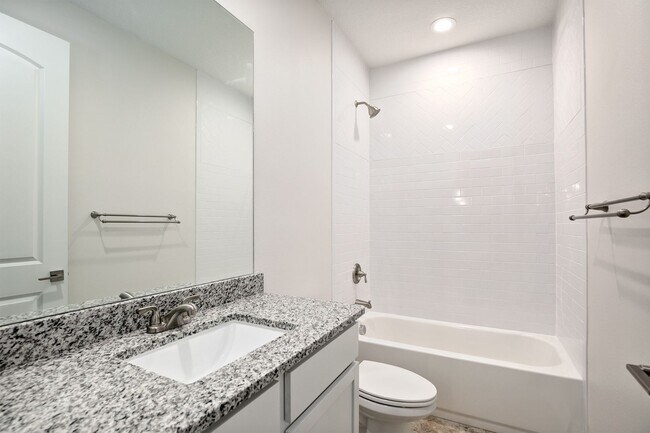 Building Photo - Gorgeous, Modern 2/2 Duplex in Orange City!