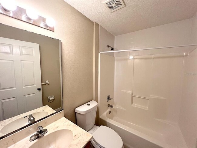 Building Photo - 4 Eton Ln