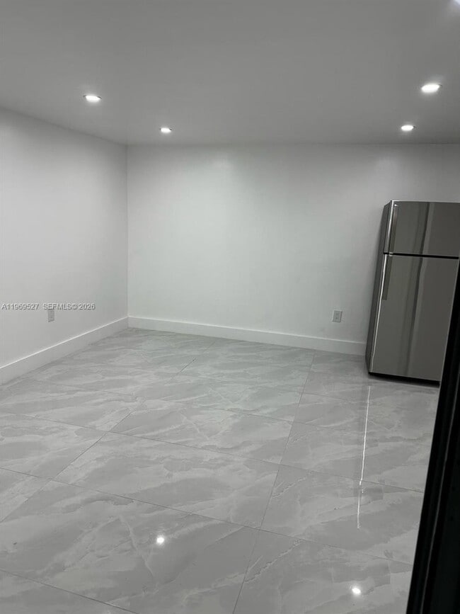 Building Photo - 770 SE 4th Pl