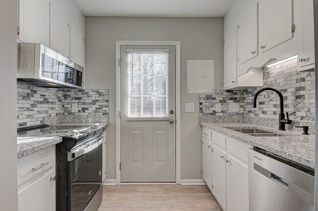 Building Photo - Newly Remodeled 1 Bedroom Condo in Prime Location! No Pets