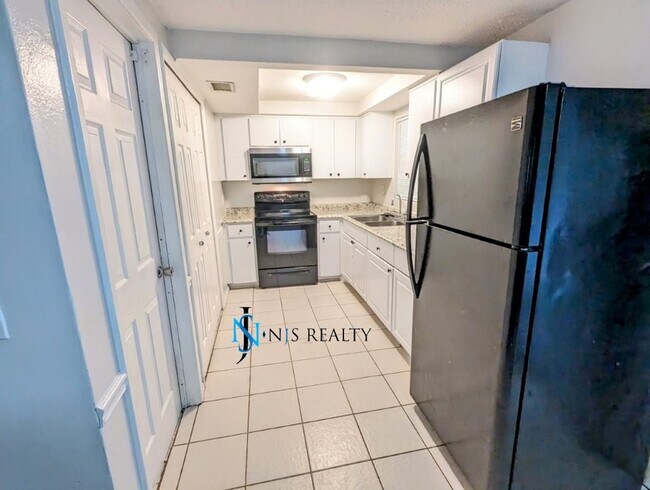 Building Photo - REDUCED!! NEW FLOORS, NEW PAINT INSIDE & OUT.. 2/1/1 with a bonus room! just minutes from downtow...