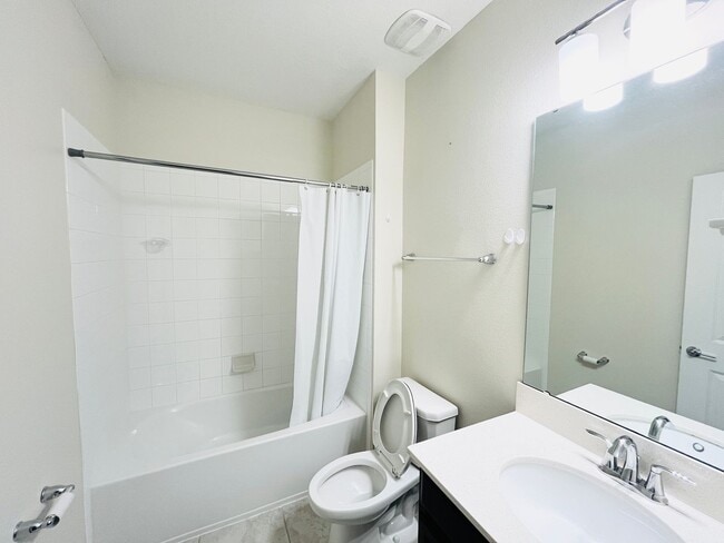 Building Photo - 4 bed 3.5 bath Townhouse In Storey Lake