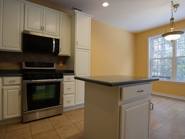 Building Photo - 4 bed townhouse available now!