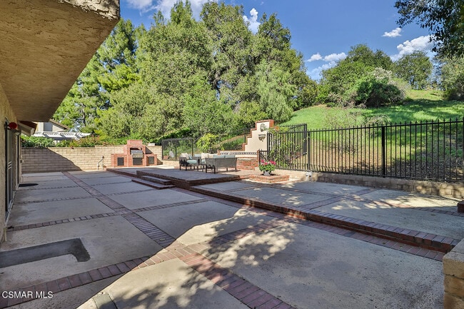 Building Photo - 270 Fox Hills Dr