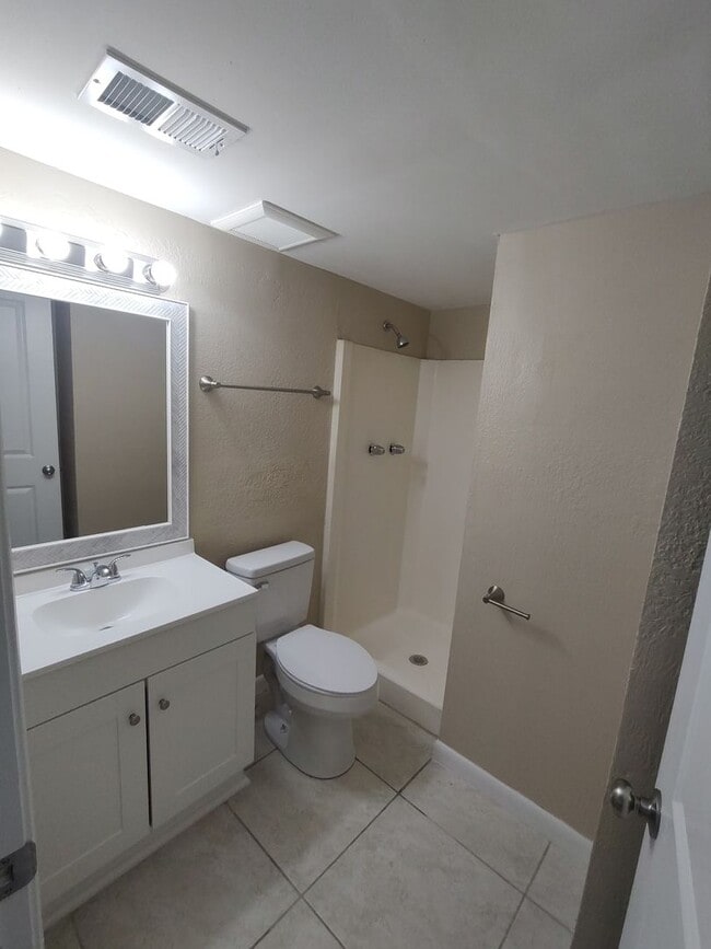 Building Photo - Newly renovated condo super close to CMC, ...