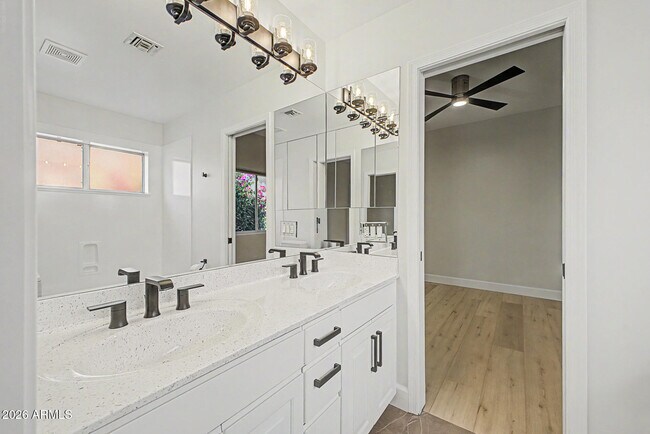 Building Photo - 3740 E Tonto Ct
