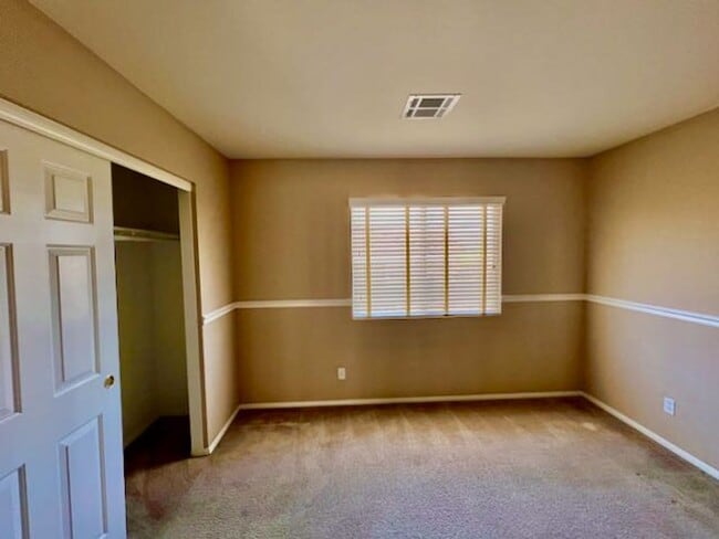 Building Photo - Sunridge Stunner! 4 Bedrooms!
