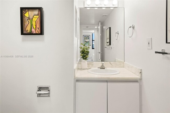 Building Photo - 2555 Collins Ave