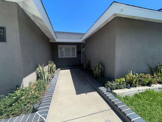 Building Photo - Beautiful, spacious 4-bedroom, 2-bath home for rent in Fountain Valley