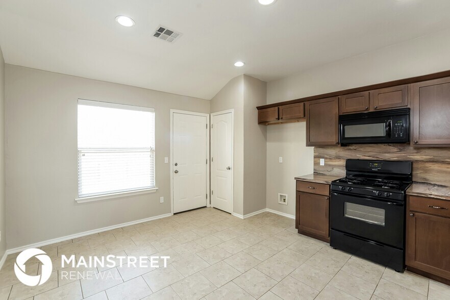 Building Photo - 2110 Bradford Ln