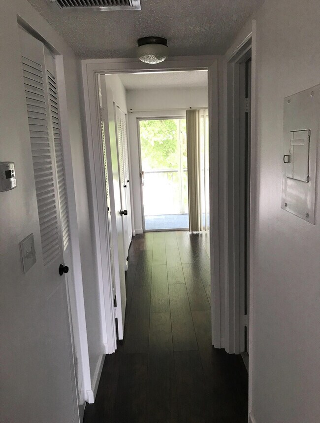 Building Photo - 700 Village Green Ct