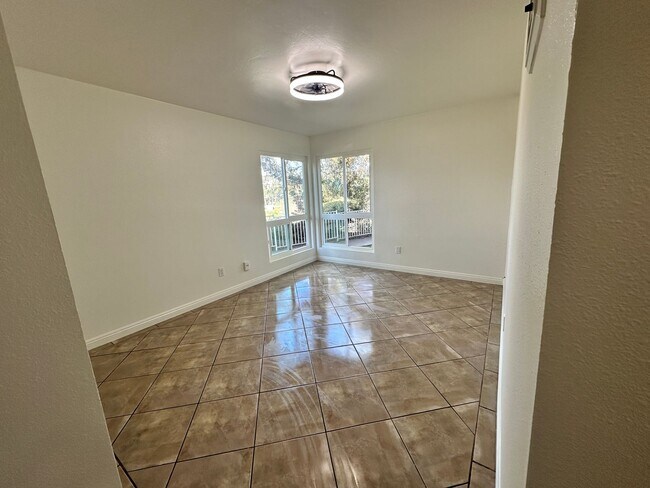 Building Photo - Available Now! 3 bed/ 2 bath condo
